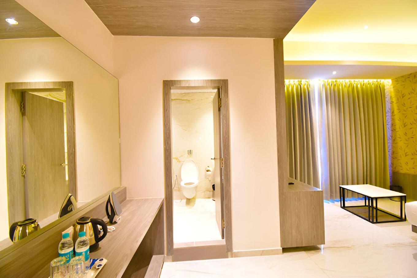 Glitz Hotels La Dahlia - Premium Thane Exterior photo